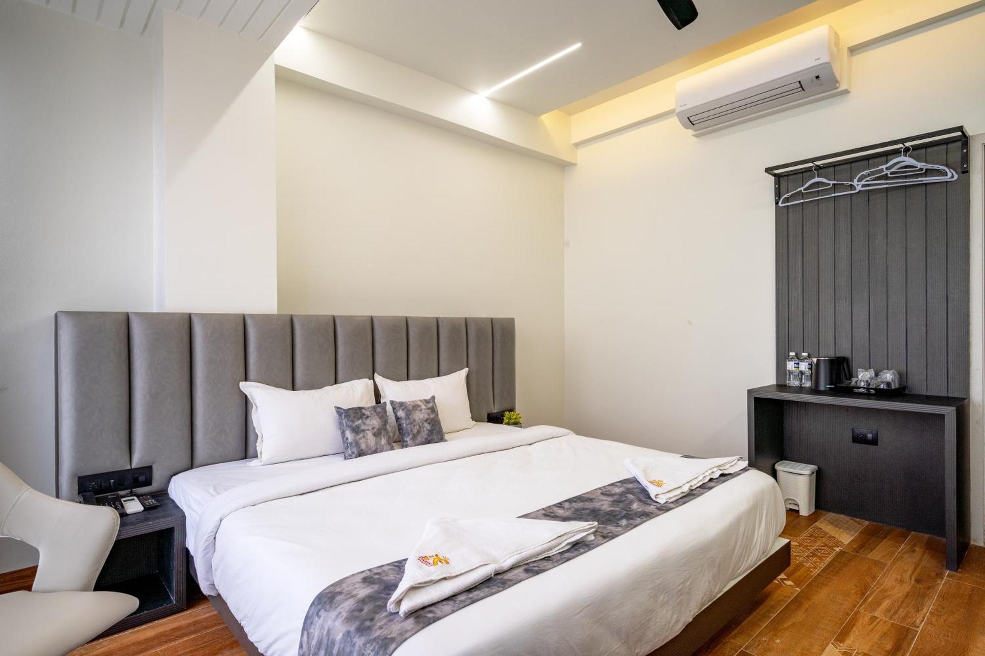 Hotel Darshan Executive Tuljapur Exteriör bild