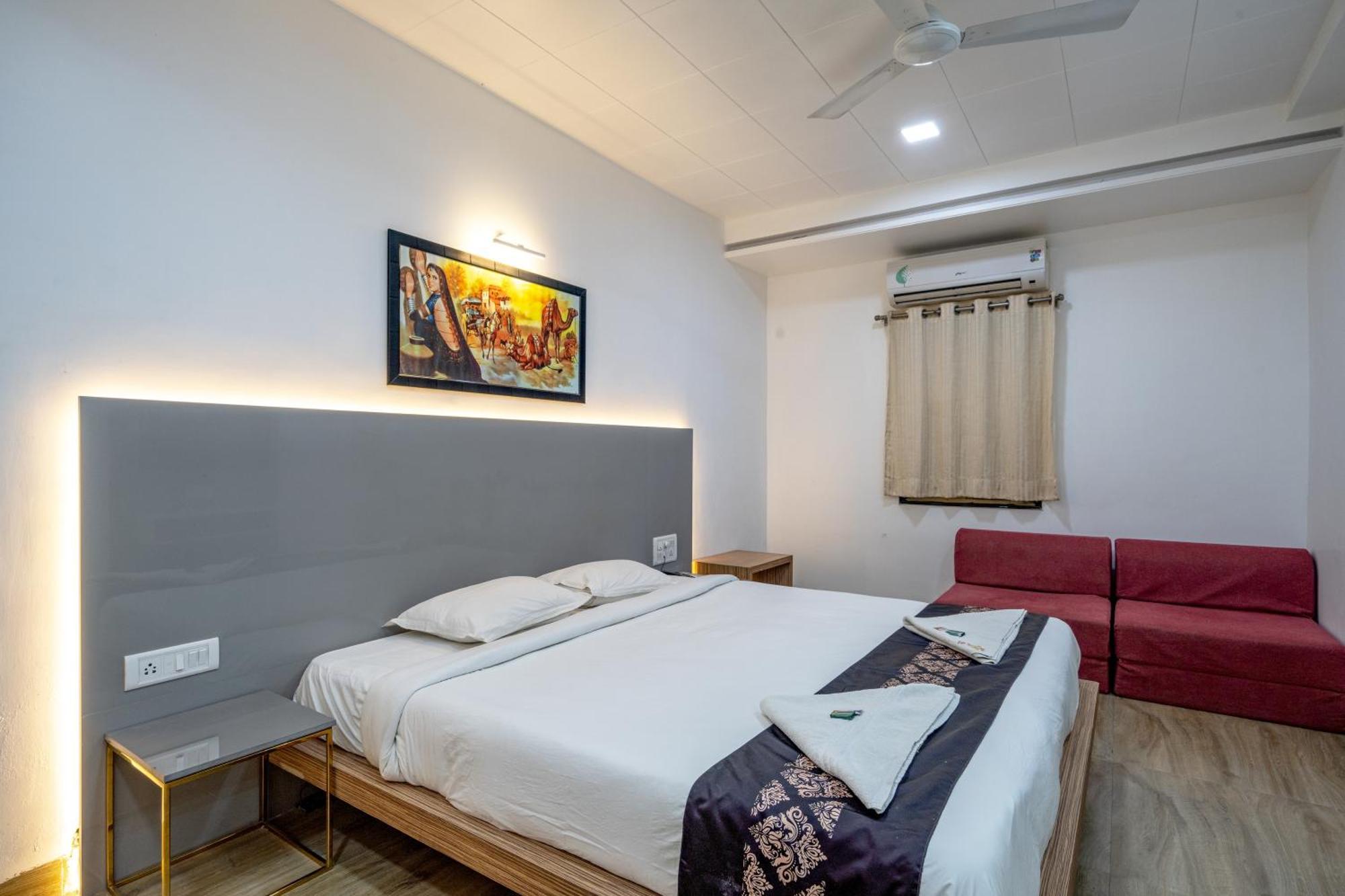 Hotel Darshan Executive Tuljapur Exteriör bild