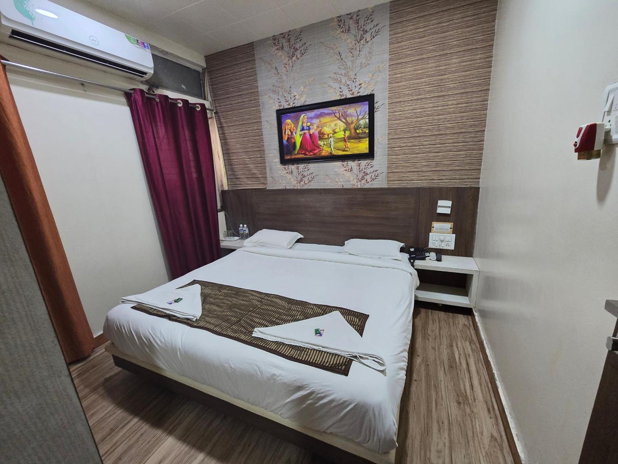Hotel Darshan Executive Tuljapur Exteriör bild