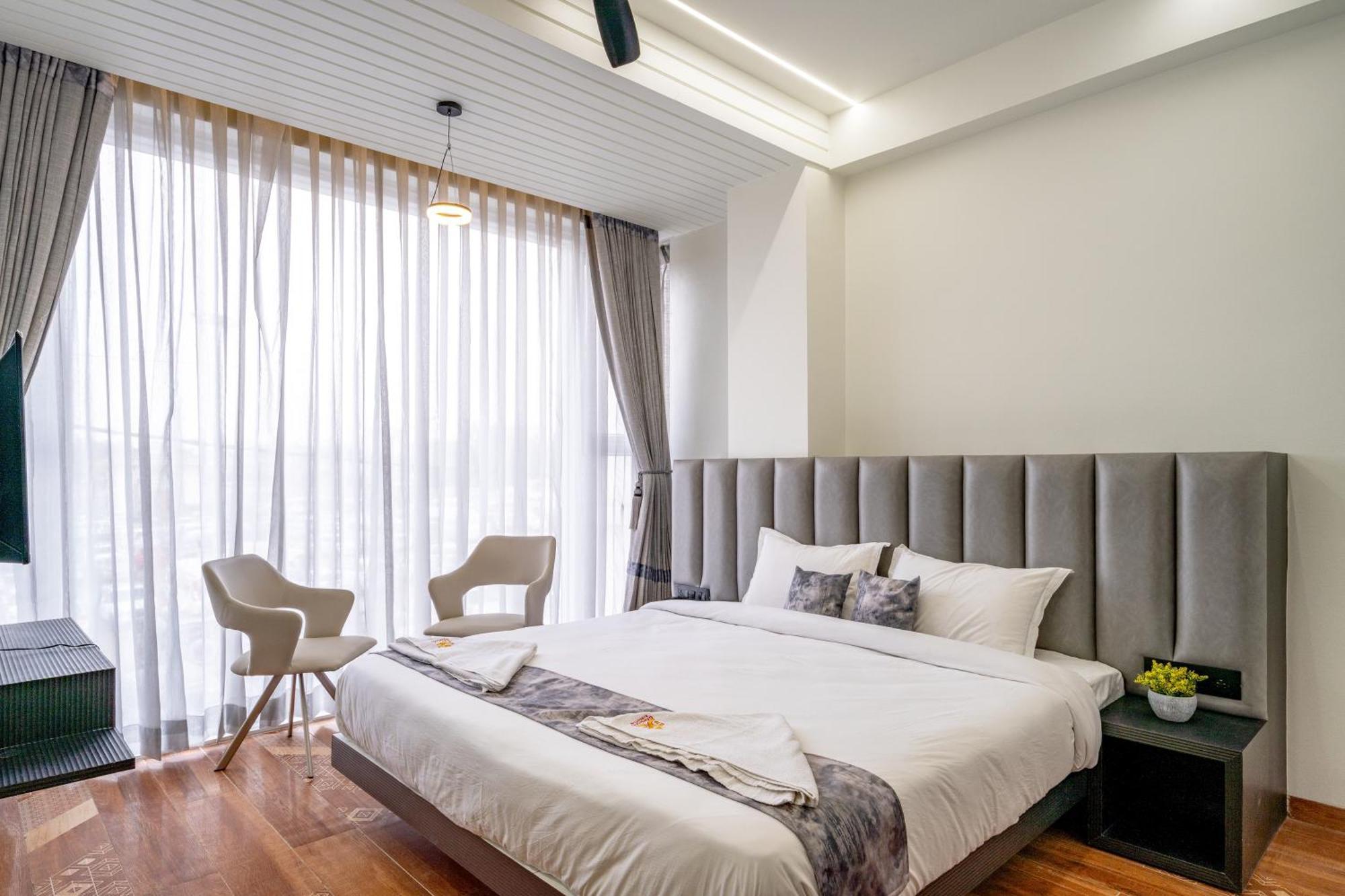 Hotel Darshan Executive Tuljapur Exteriör bild