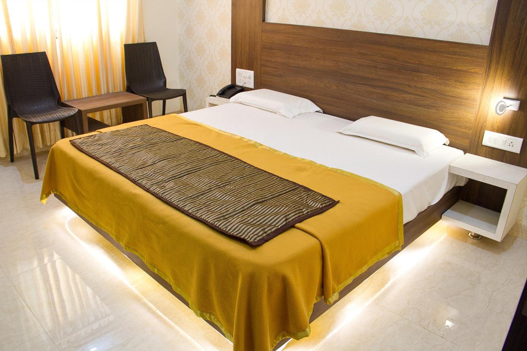 Hotel Darshan Executive Tuljapur Exteriör bild