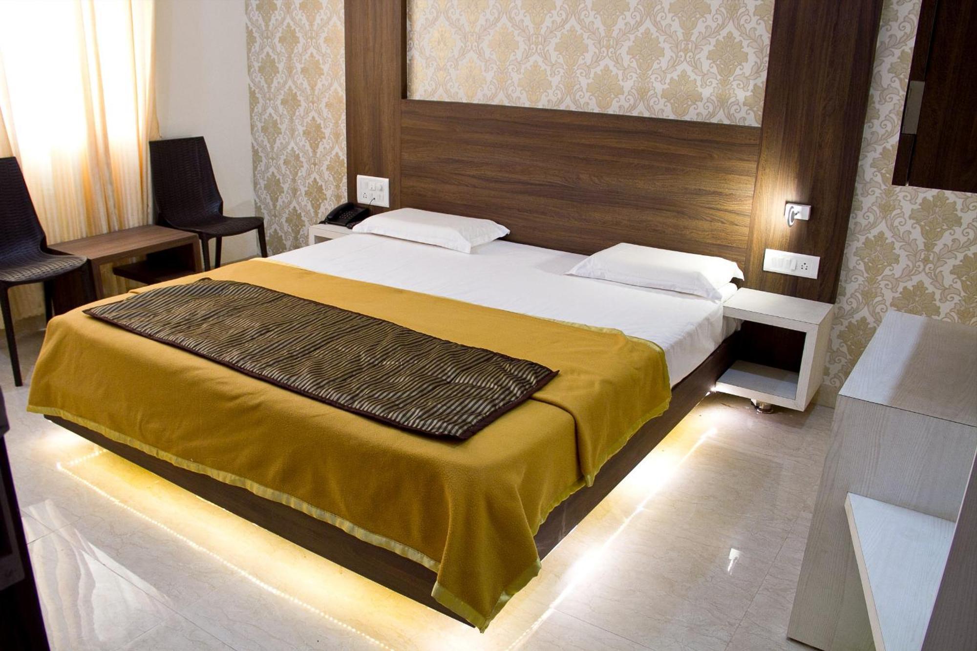 Hotel Darshan Executive Tuljapur Exteriör bild