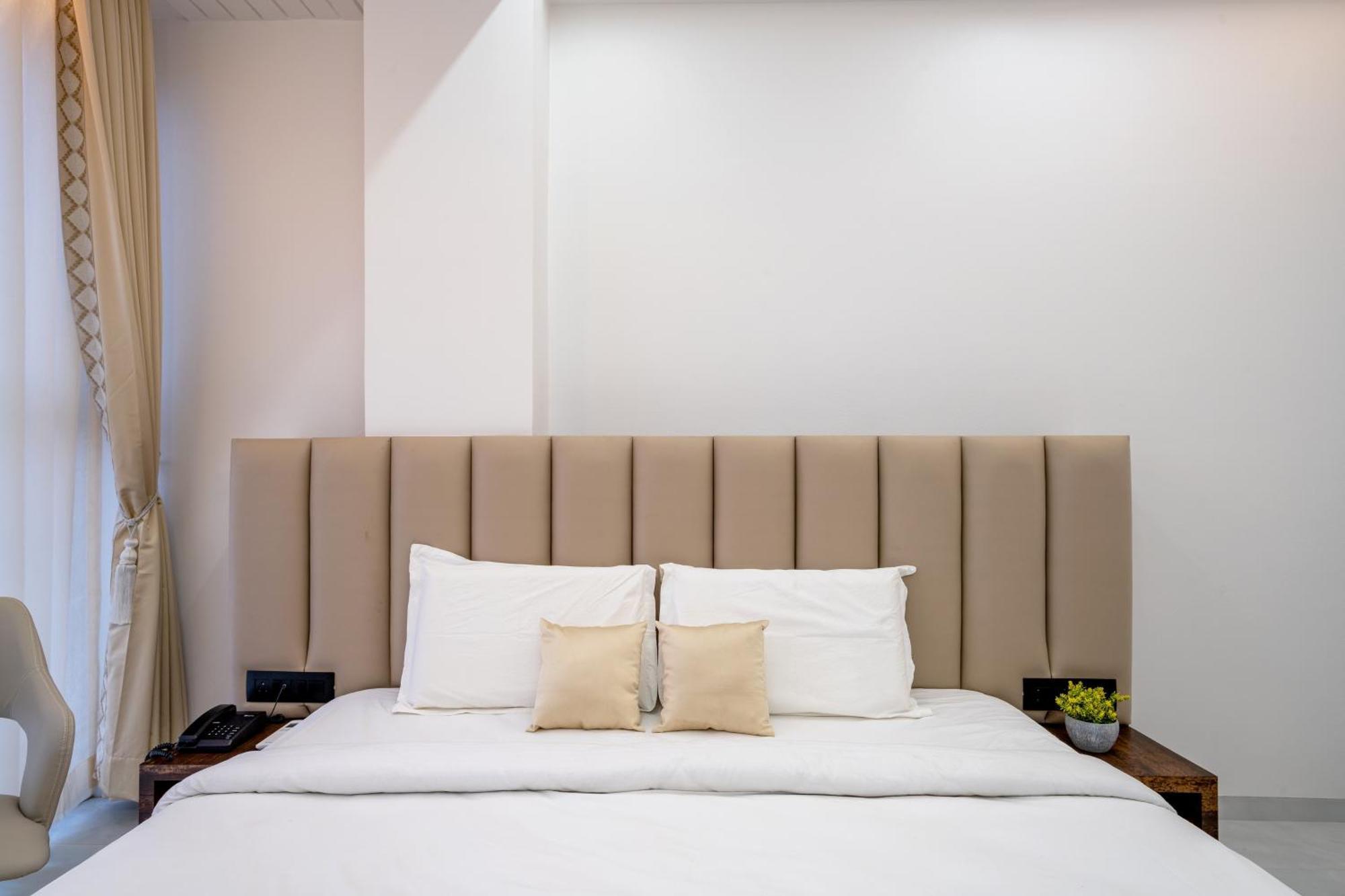 Hotel Darshan Executive Tuljapur Exteriör bild