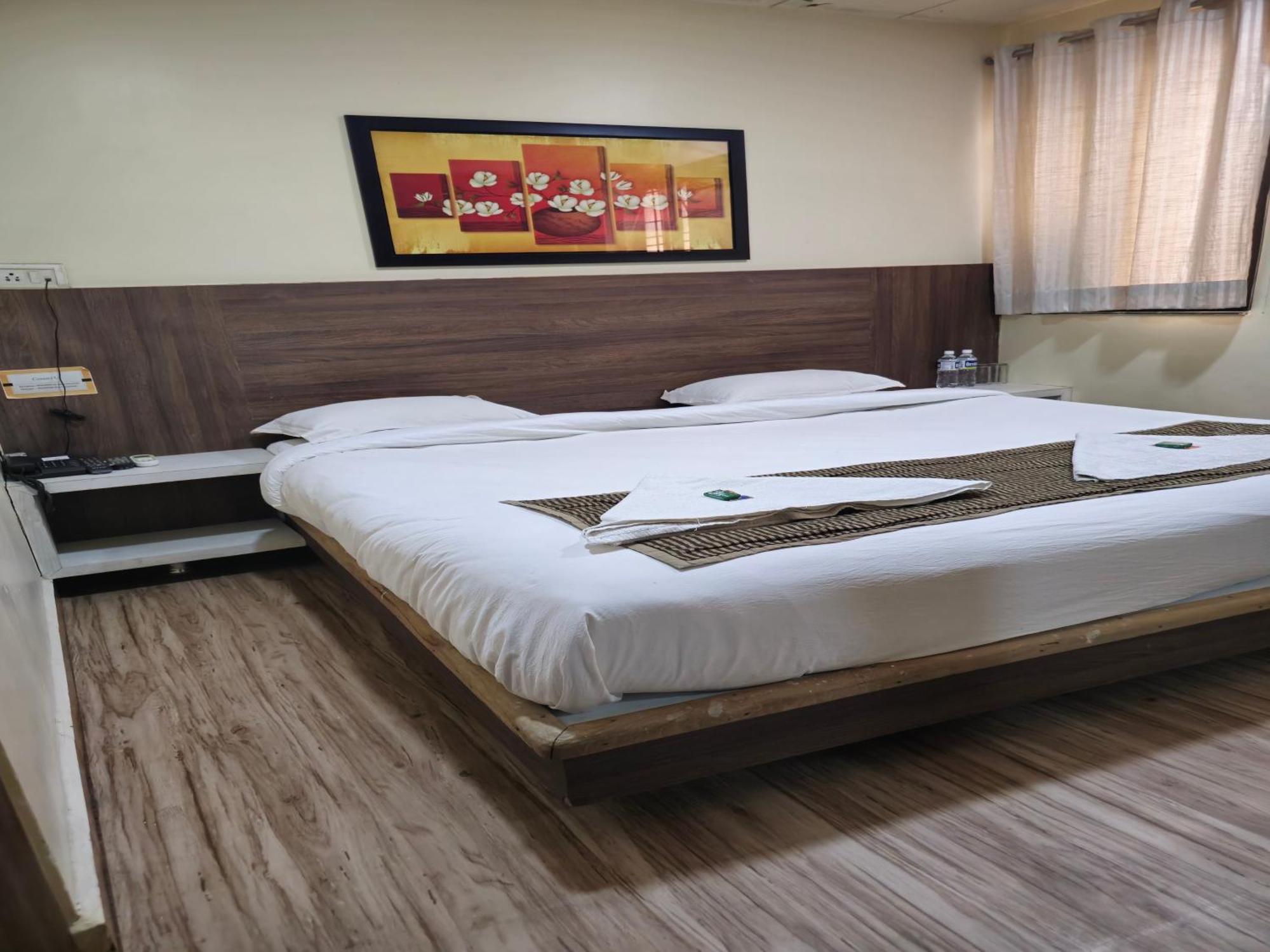 Hotel Darshan Executive Tuljapur Exteriör bild