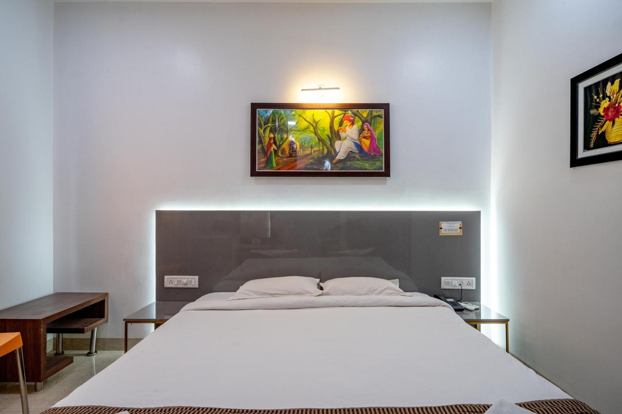 Hotel Darshan Executive Tuljapur Exteriör bild