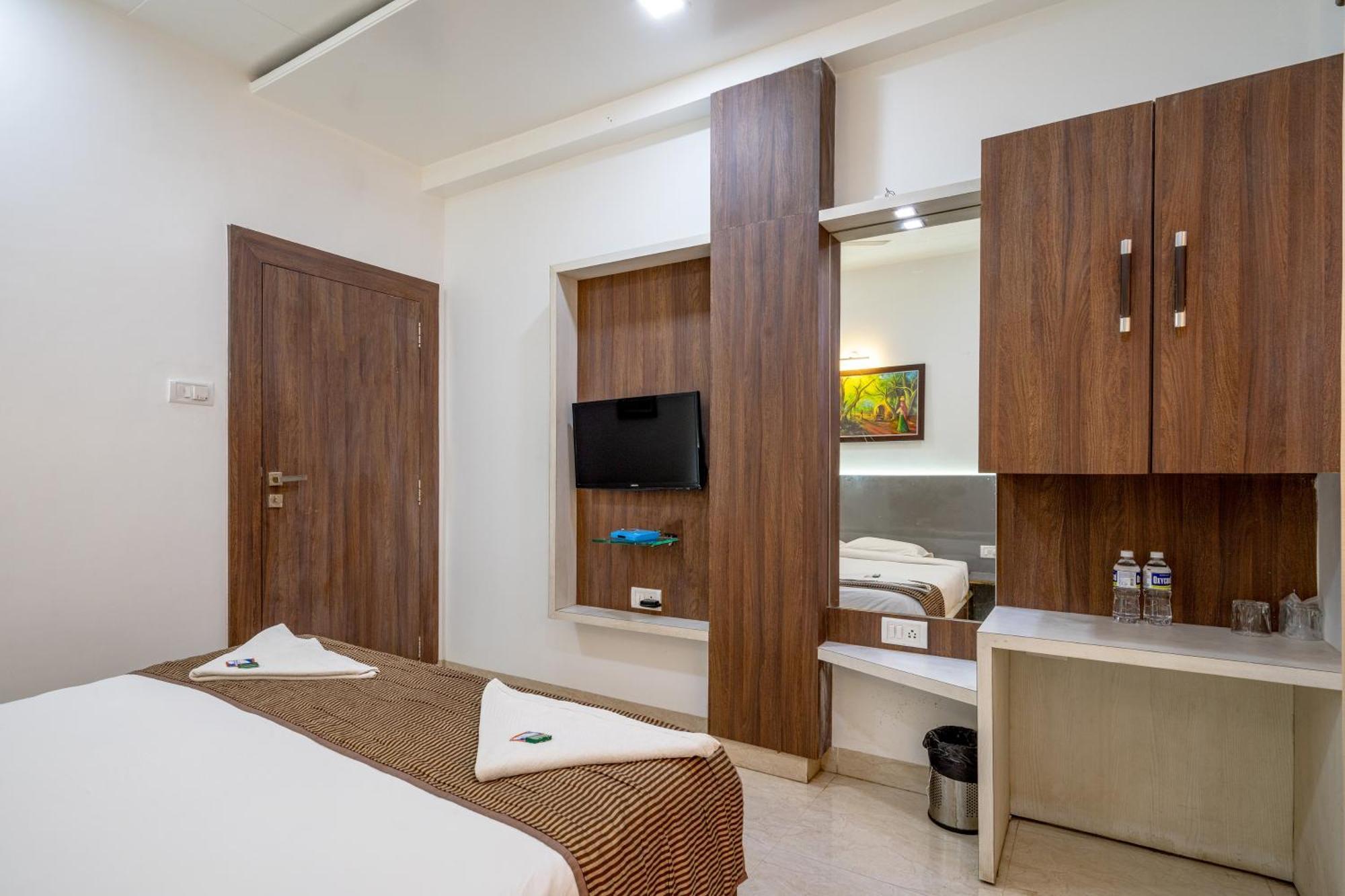 Hotel Darshan Executive Tuljapur Exteriör bild
