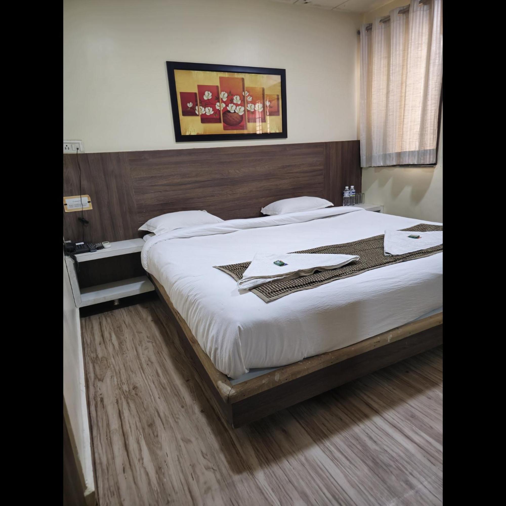 Hotel Darshan Executive Tuljapur Exteriör bild