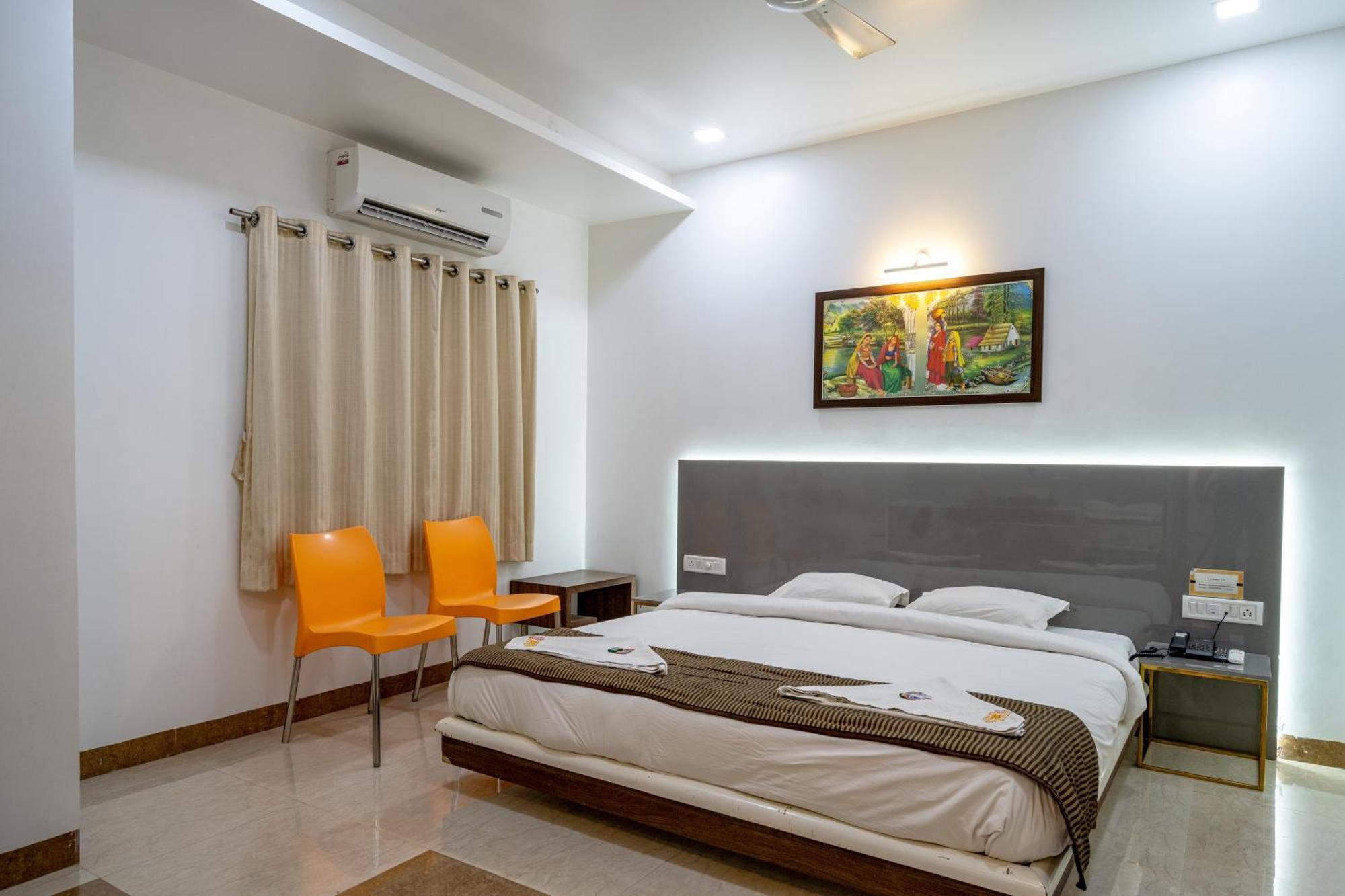 Hotel Darshan Executive Tuljapur Exteriör bild