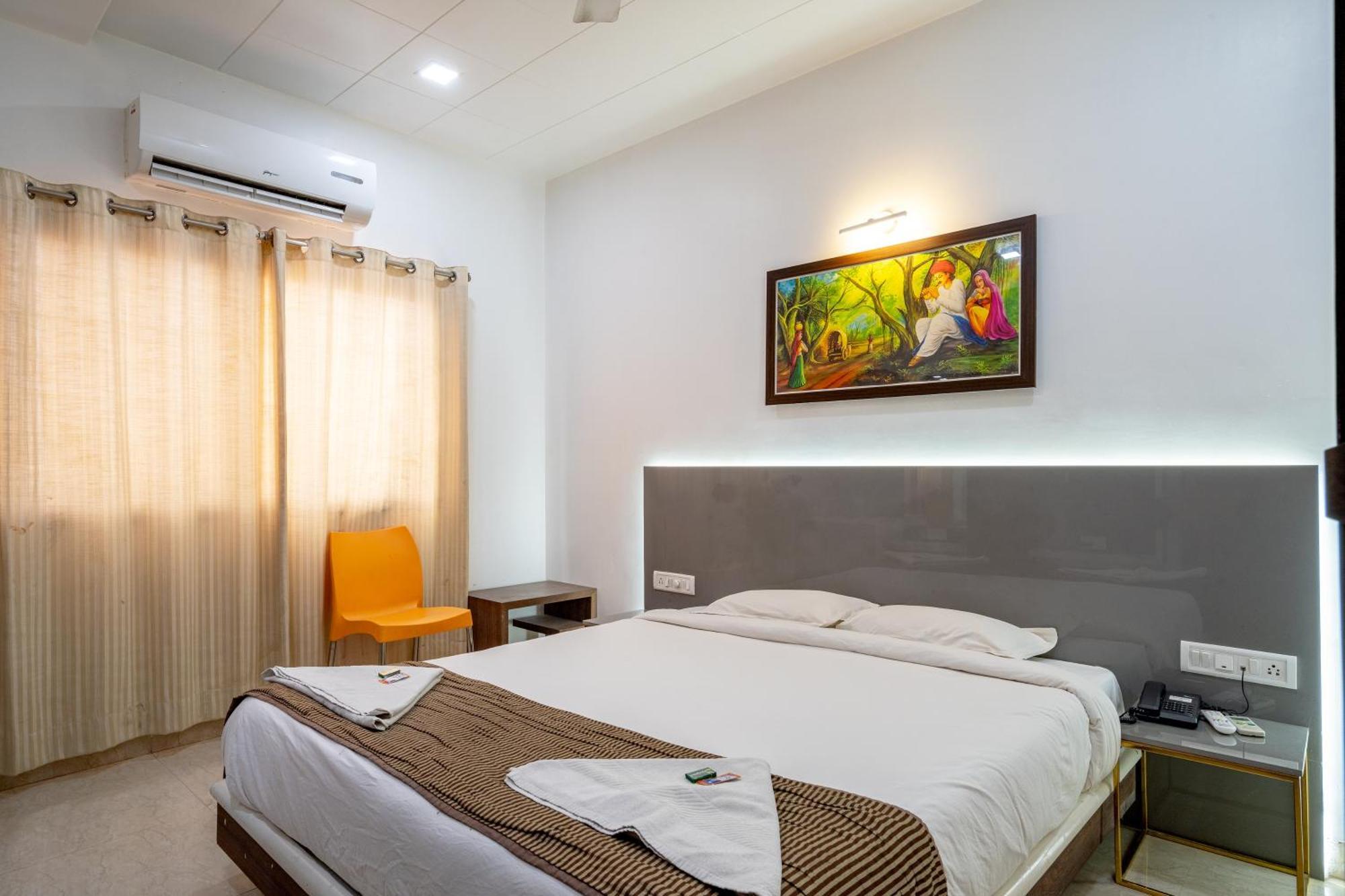Hotel Darshan Executive Tuljapur Exteriör bild