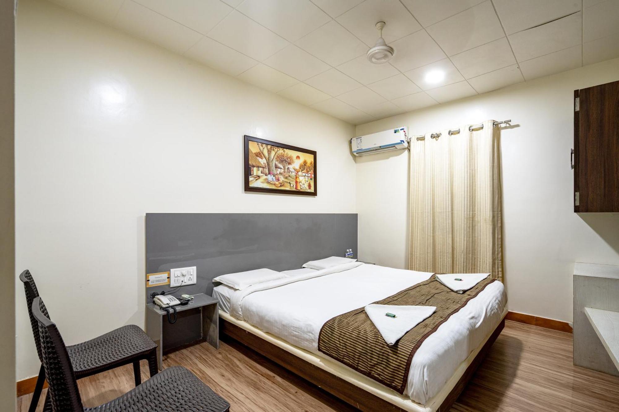 Hotel Darshan Executive Tuljapur Exteriör bild