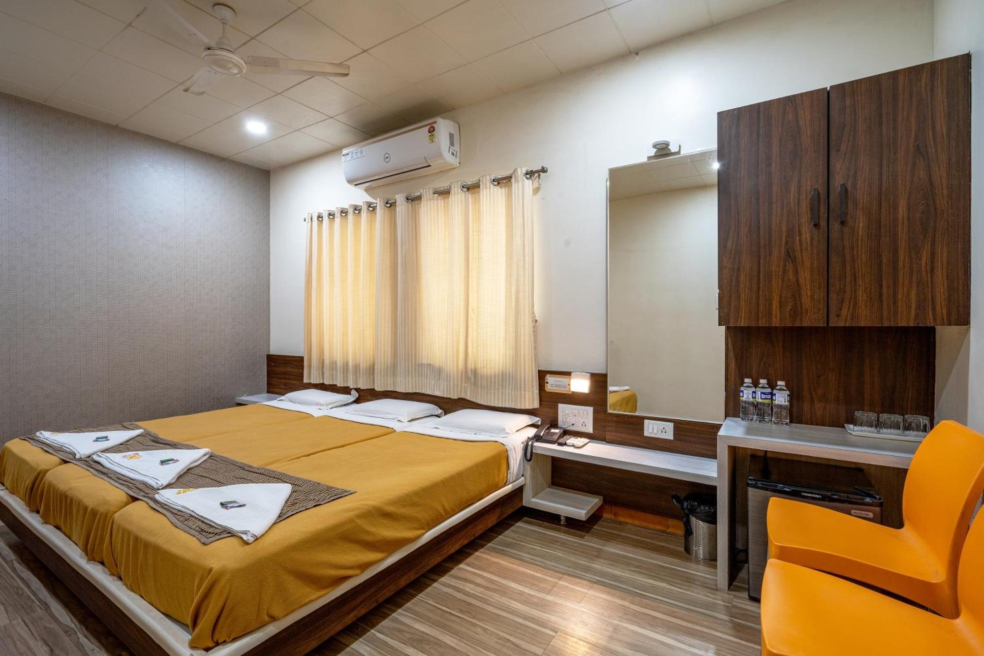 Hotel Darshan Executive Tuljapur Exteriör bild