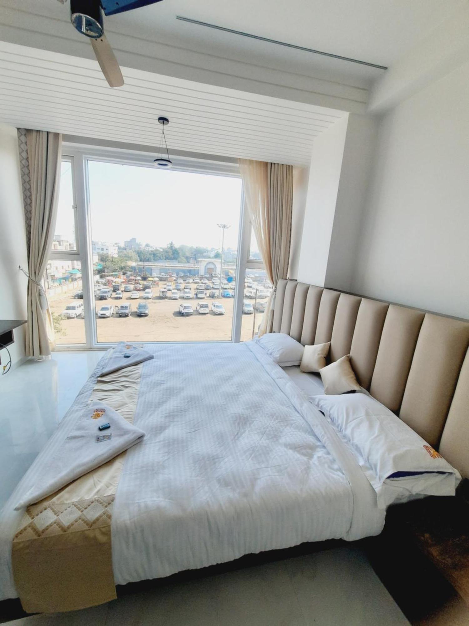 Hotel Darshan Executive Tuljapur Exteriör bild